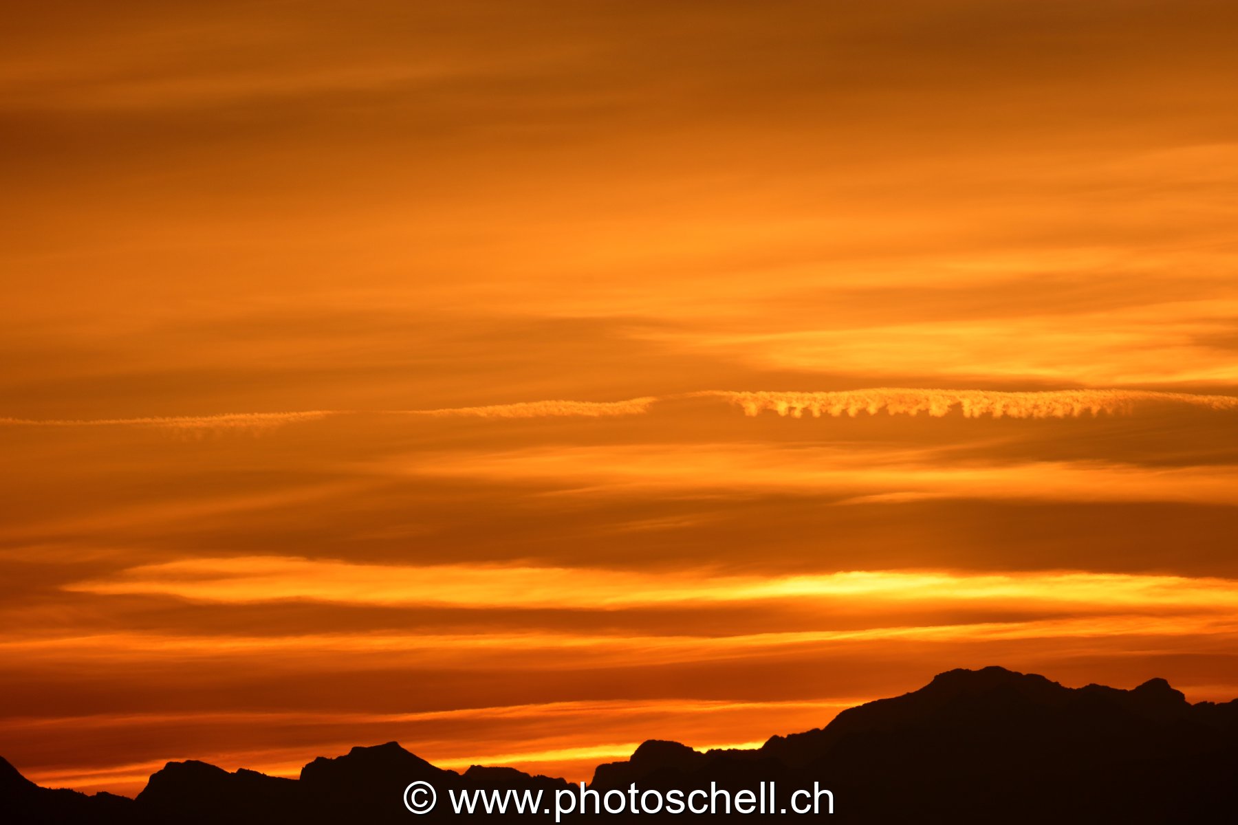 Lever de soleil et son ciel en or
