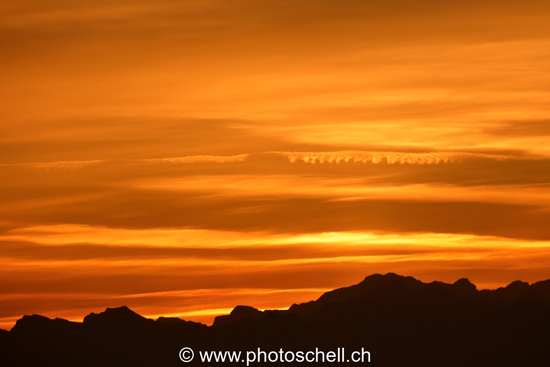 Lever de soleil et son ciel en or