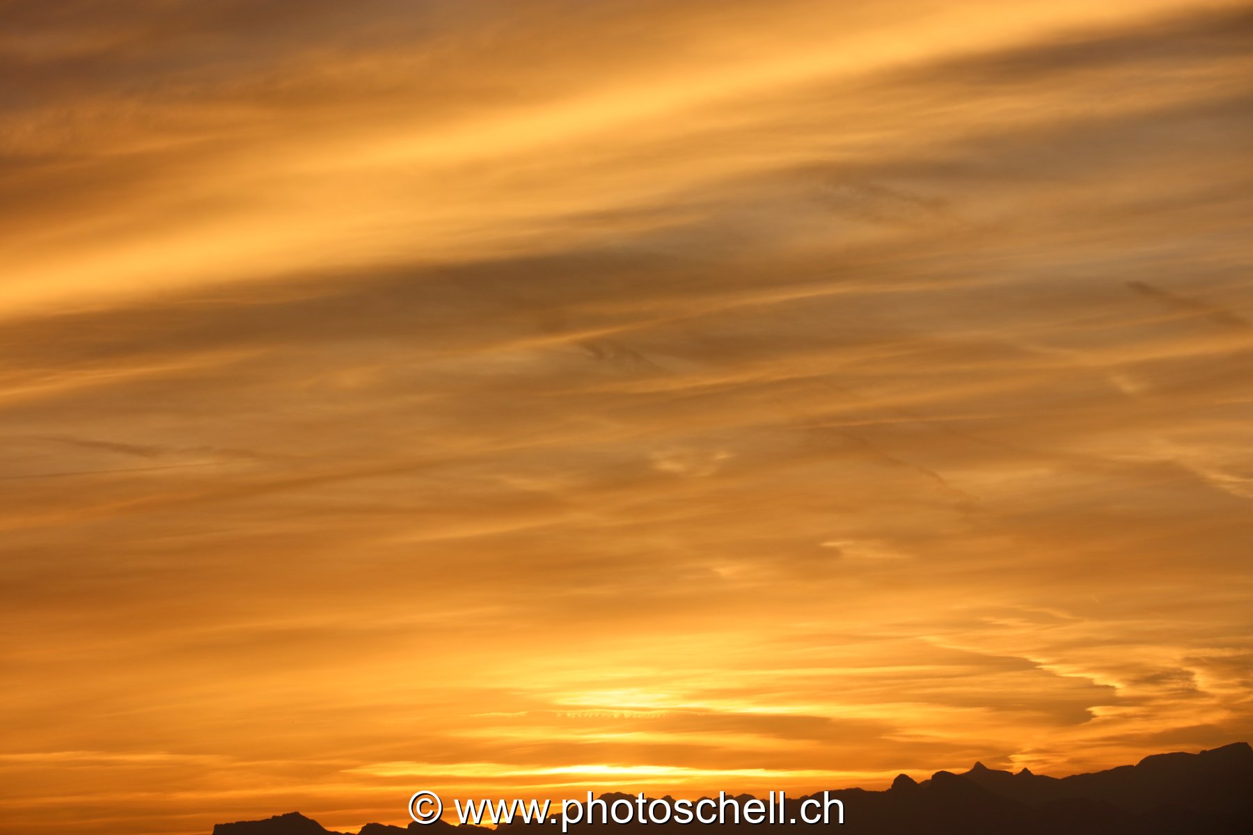 Lever de soleil et son ciel en or