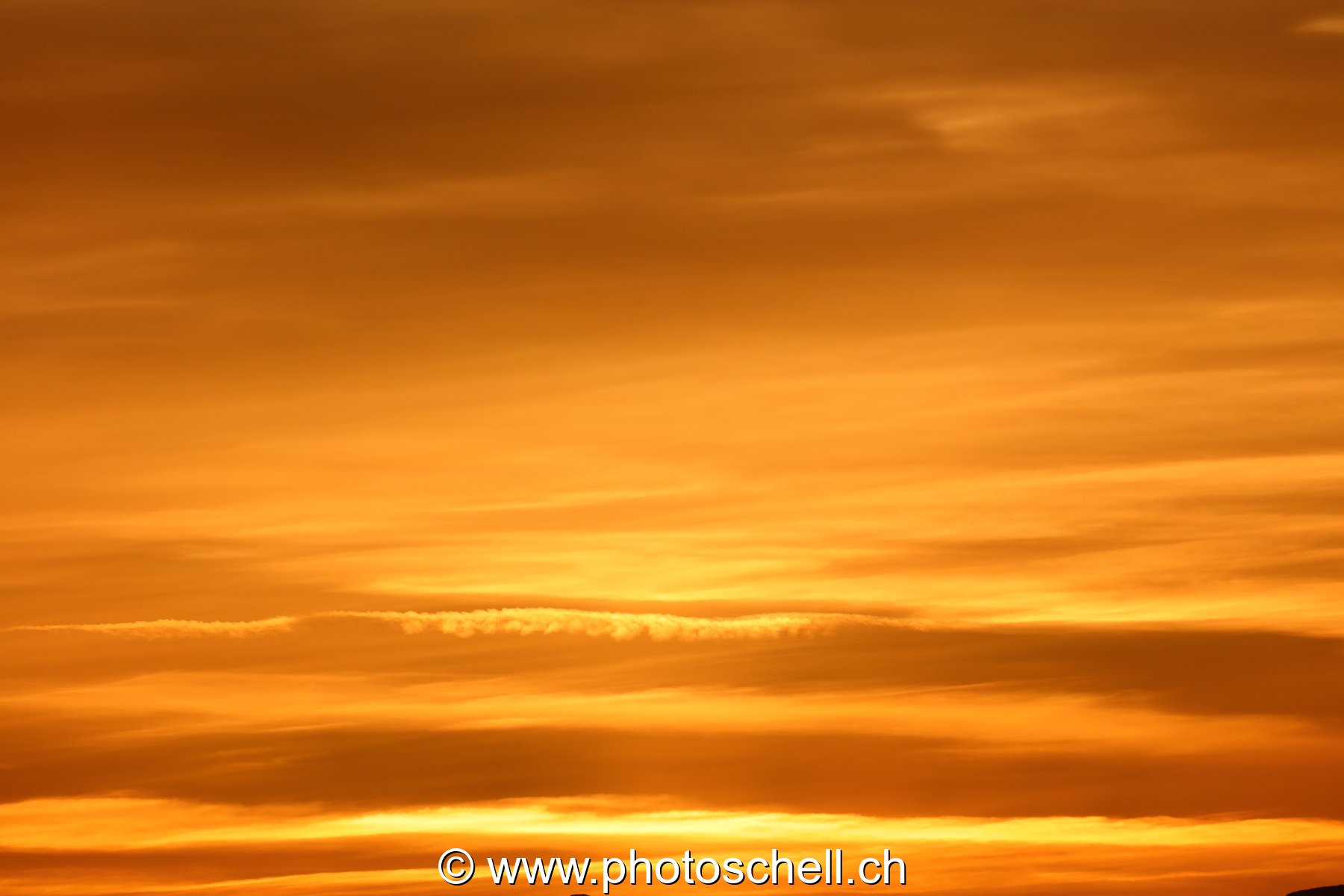Lever de soleil et son ciel en or