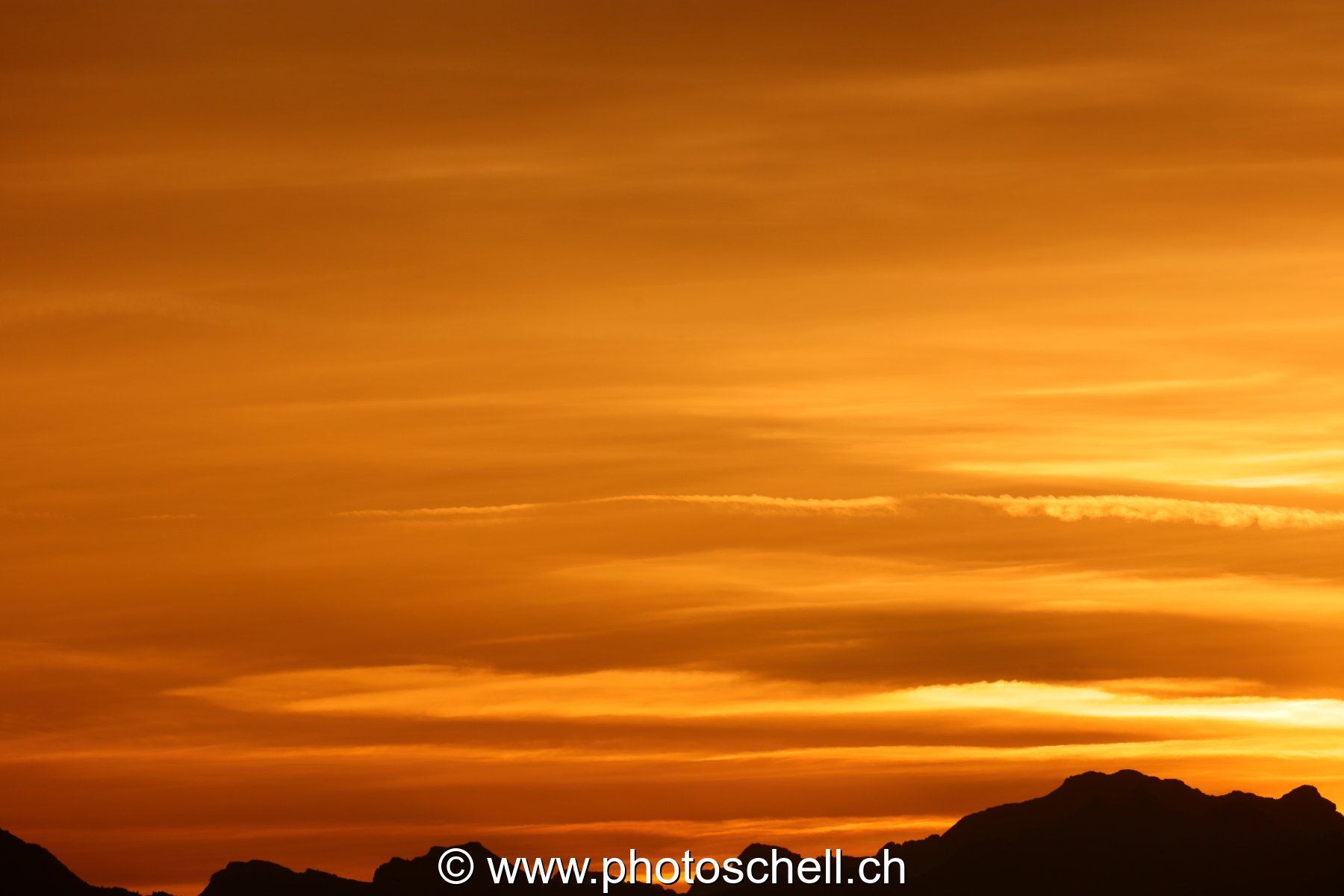 Lever de soleil et son ciel en or