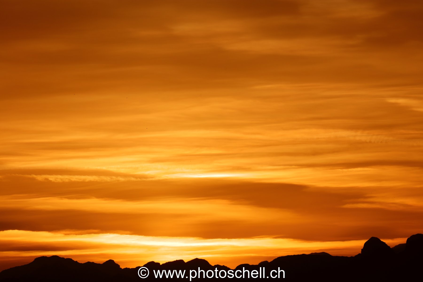 Lever de soleil et son ciel en or