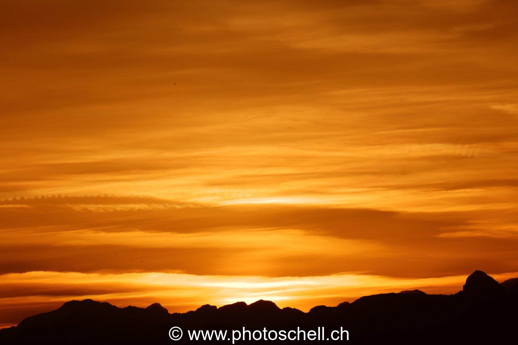 Lever de soleil et son ciel en or
