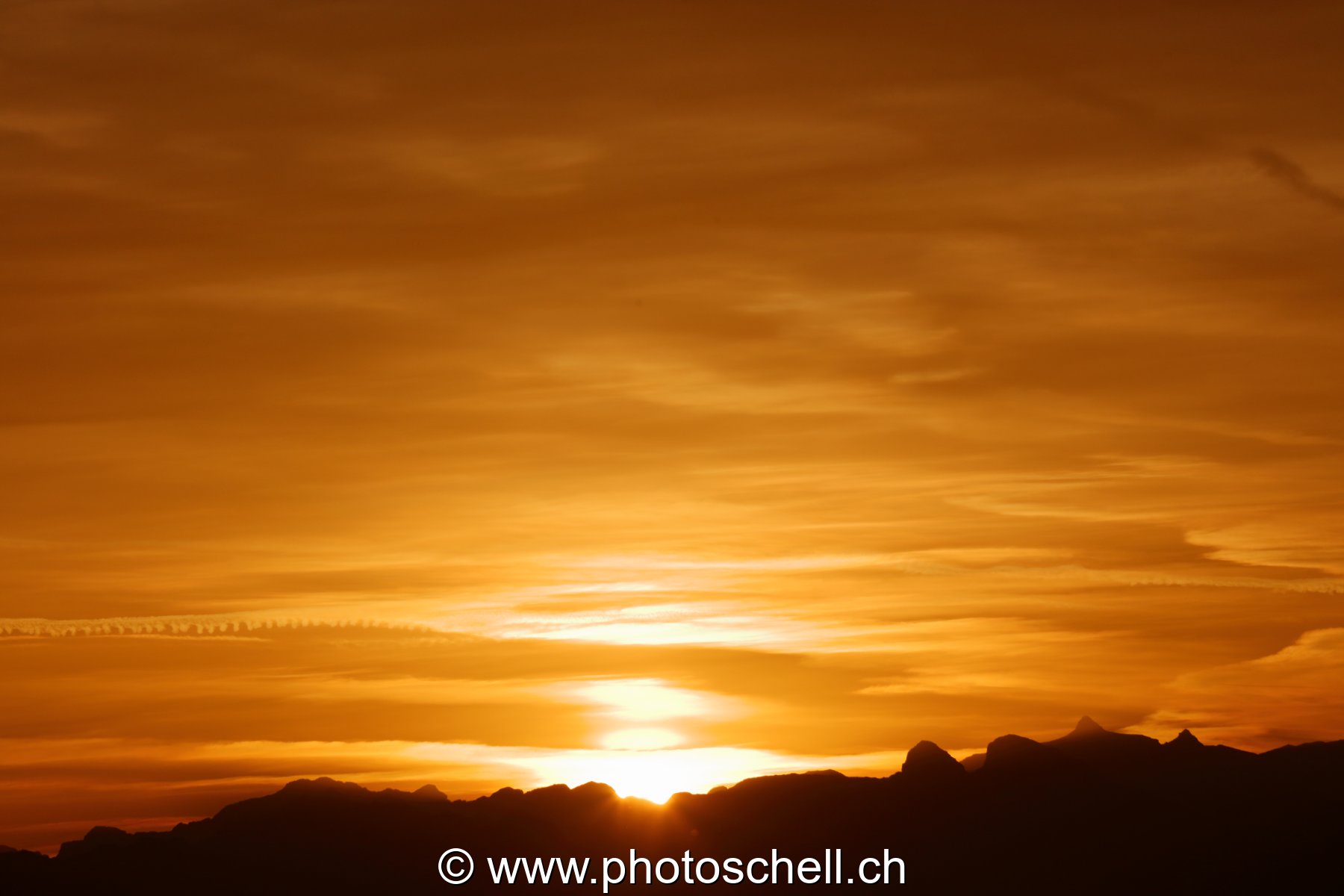Lever de soleil et son ciel en or