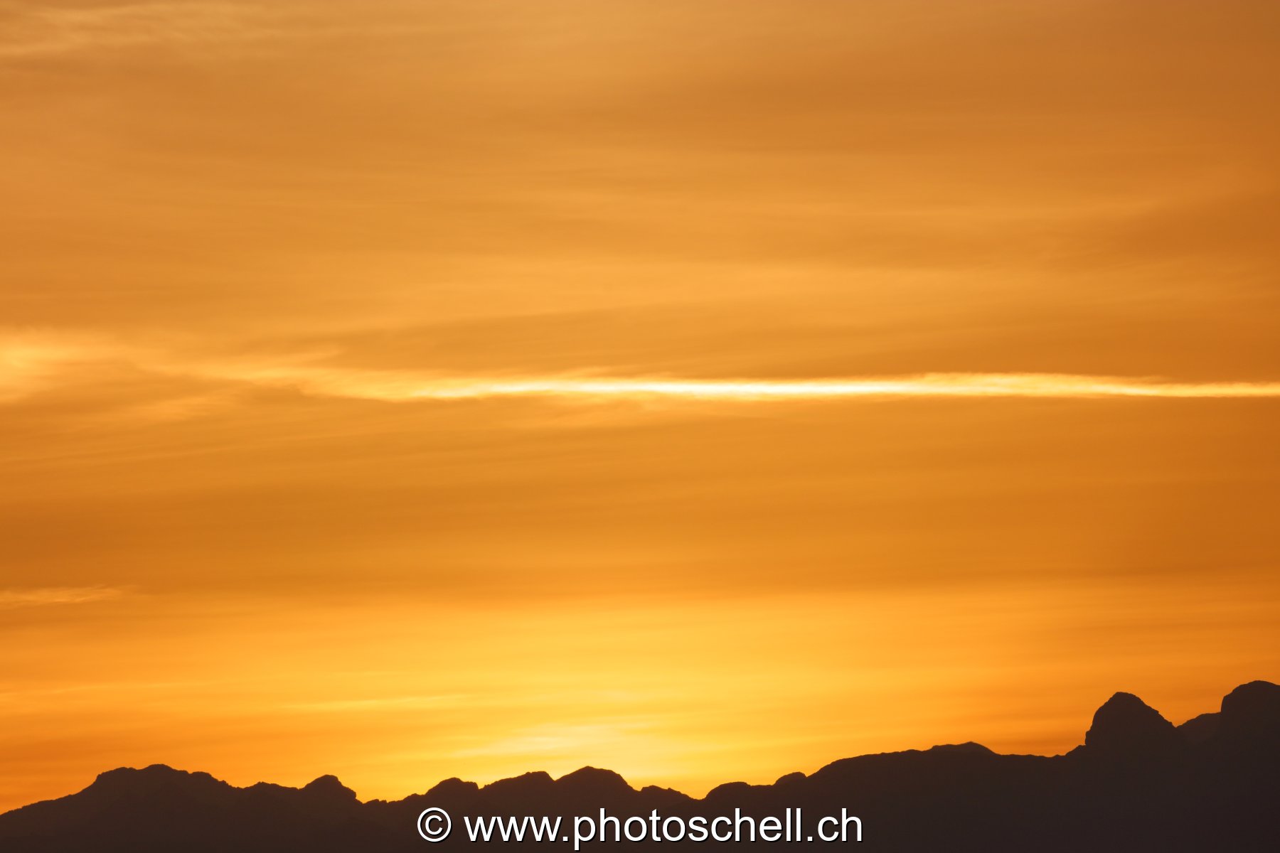 Lever de soleil et son ciel en or