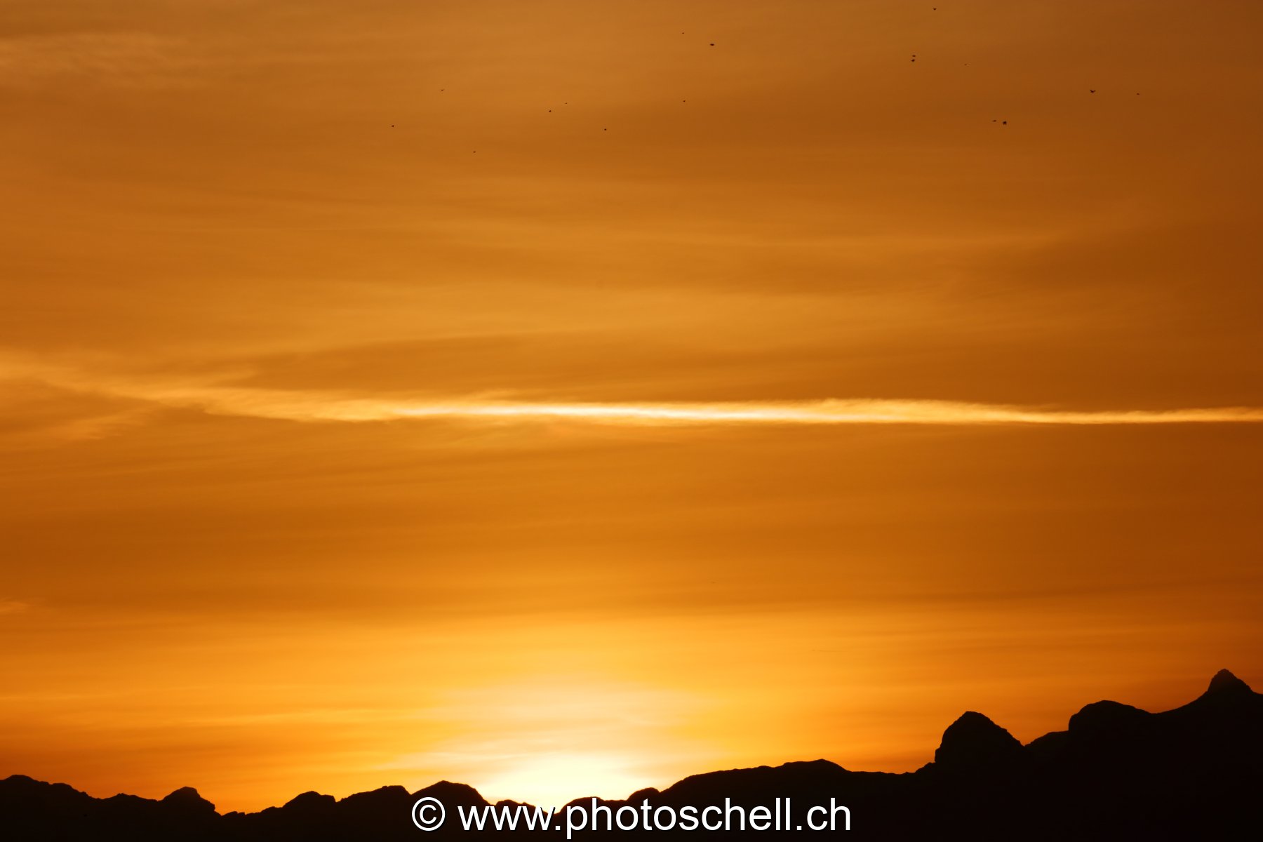 Lever de soleil et son ciel en or