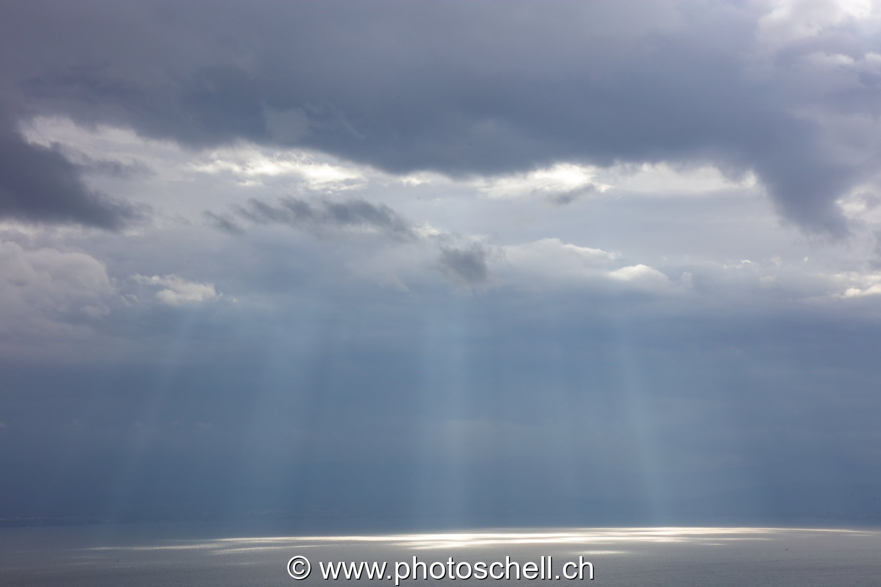 Rayons de soleil à travers les nuages sur le lac Léman
