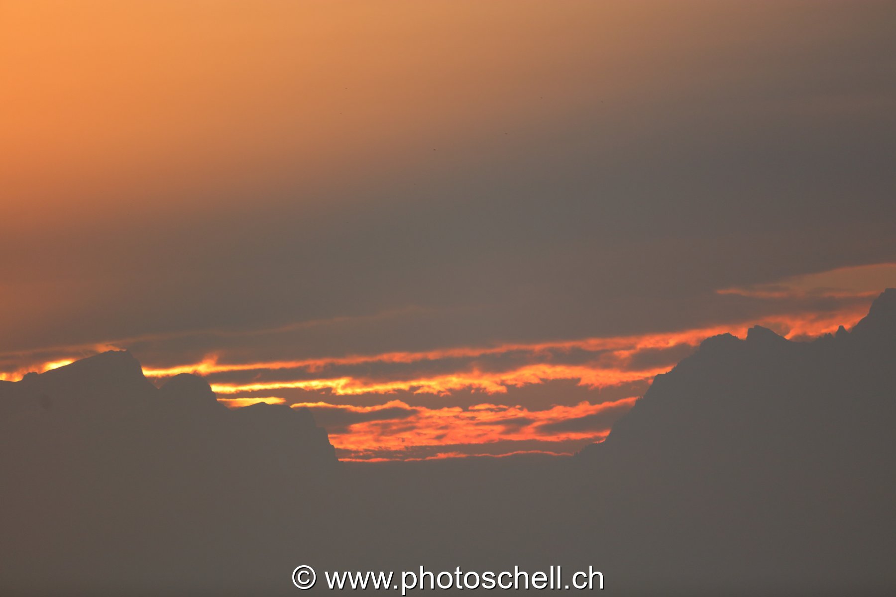 Dégradé de rouge dans le ciel du matin