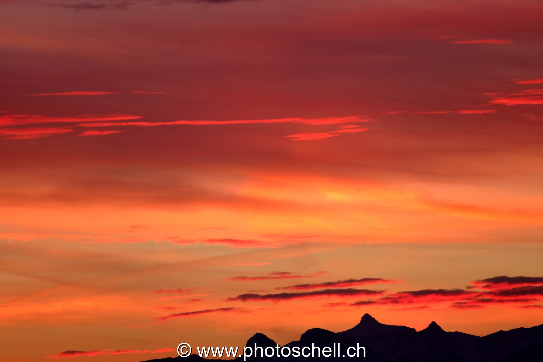 Dégradé de rouge dans le ciel du matin
