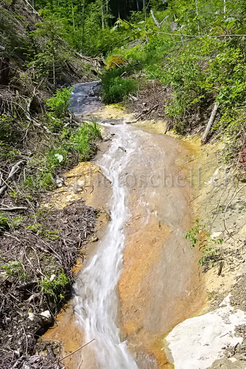 Ruisselement d'eau sur la pierre