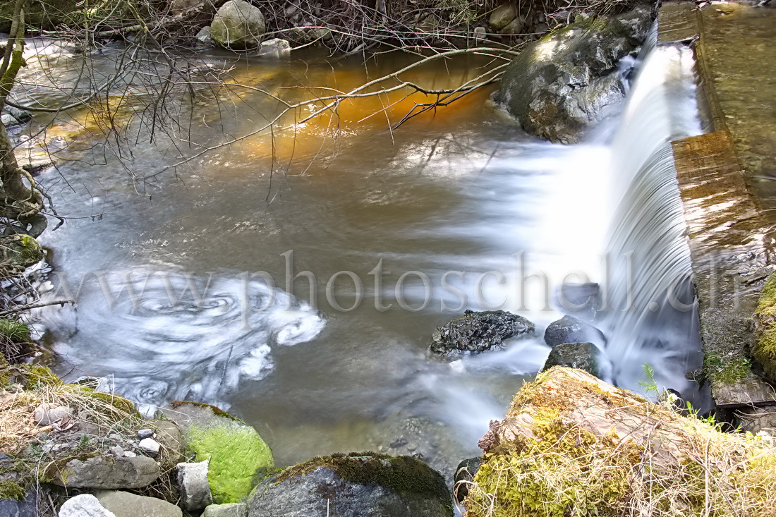 Cascade sous quelques rayons de soleil