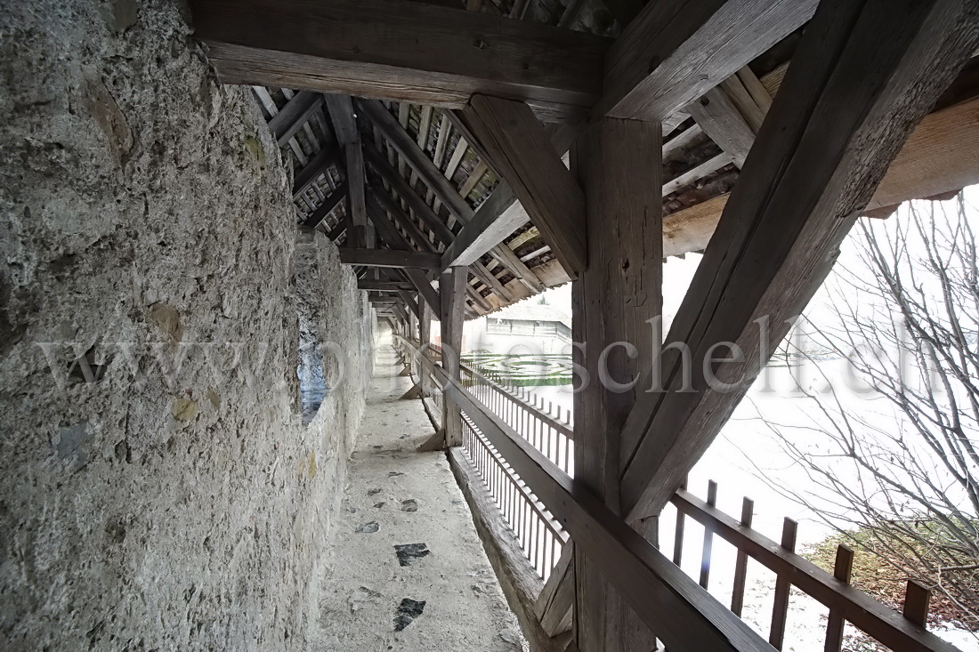 Le chateau de Gruyères, Les remparts