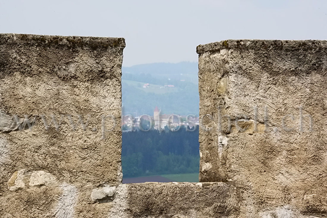 Le château de Bulle dans une meurtrière du château de Gruyères