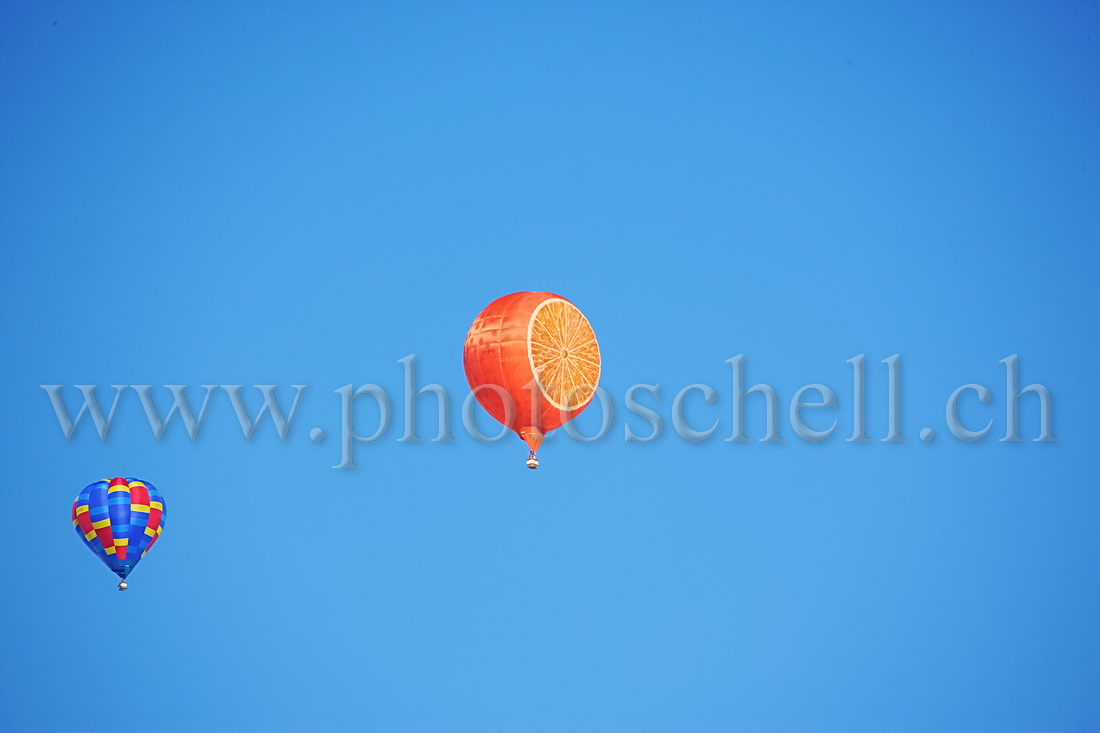 Ballon dans le ciel - orange