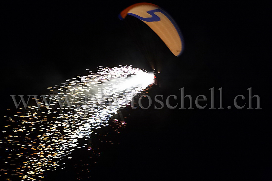 Passage de parapentistes dans la nuit...