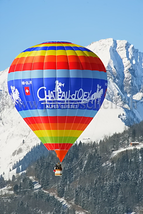 Couleurs de ballon sur fond alpin