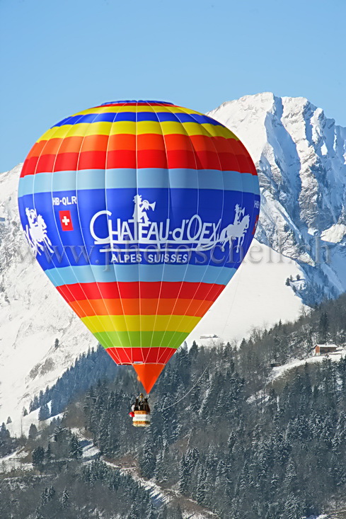 Couleurs de ballon sur fond alpin