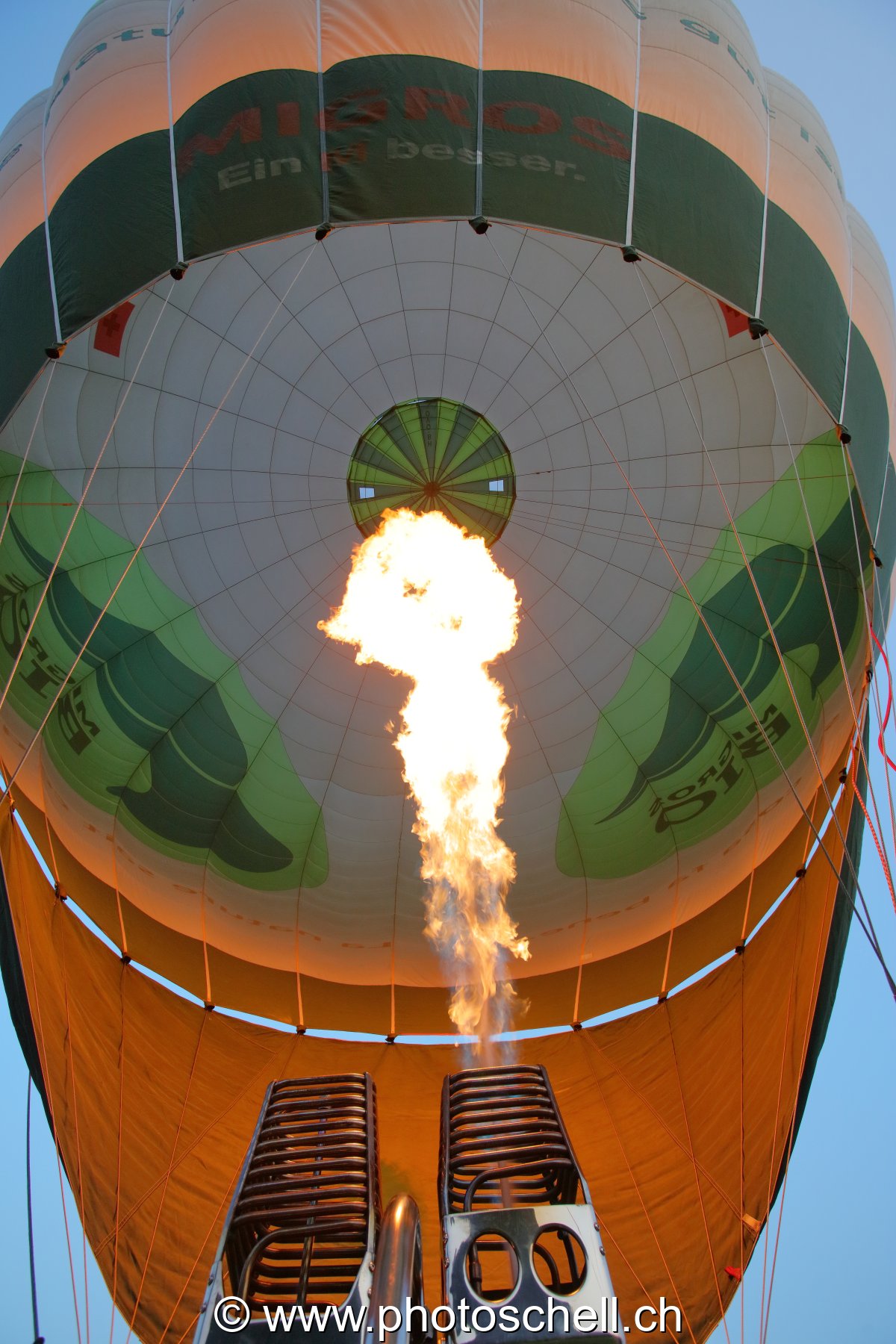 Envoi d'air chaud dans la mongolfière