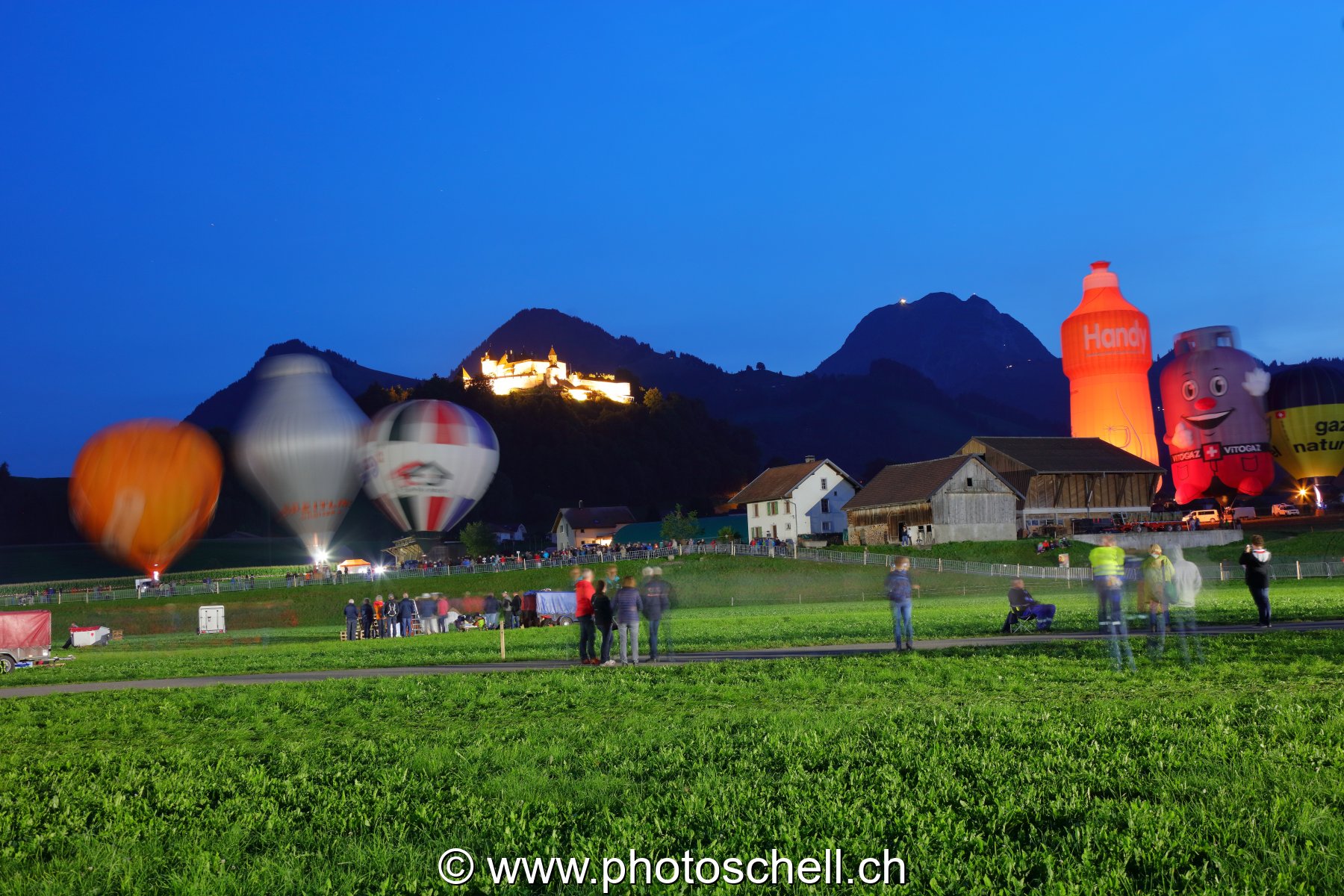 Mongolfières la nuit