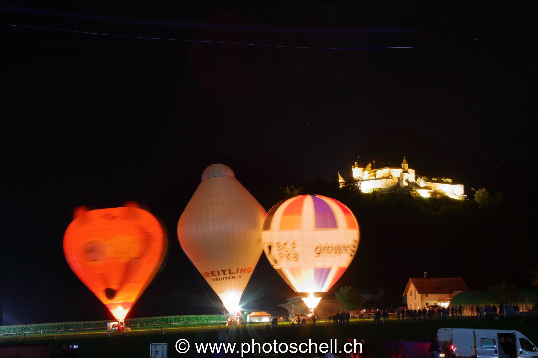 Mongolfières la nuit