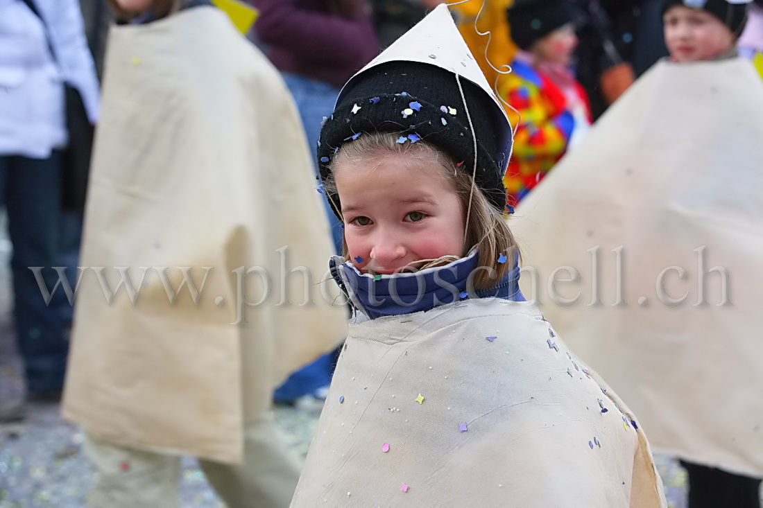 Protégée des confettis mais pas du froid...