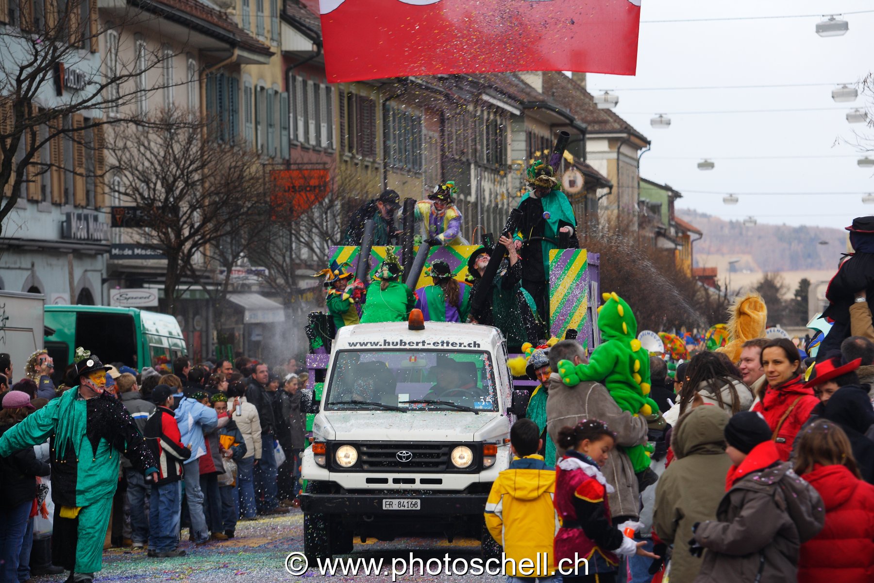 Canons à confettis en actions...