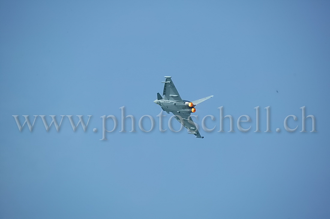 Eurofighter en train de passer sur le dos
