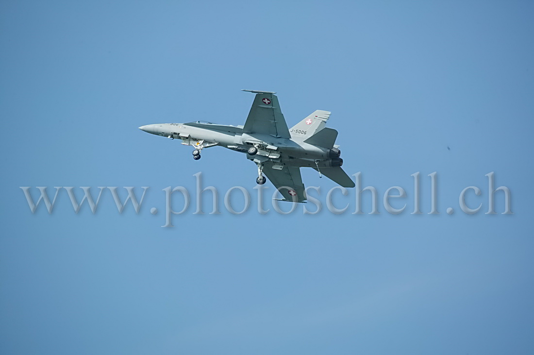 FA-18C Suisse lors d'un passage bas train sorti