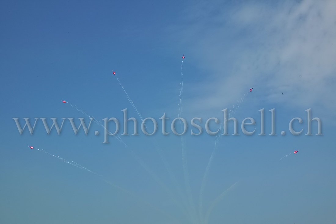 Patrouille Suisse - éclatement avec laché de leurres thermiques