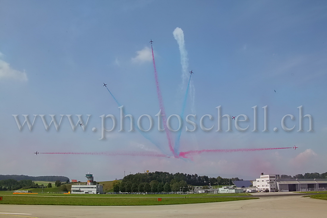 Red Arrows éclatement au dessus de la Tour de contrôle