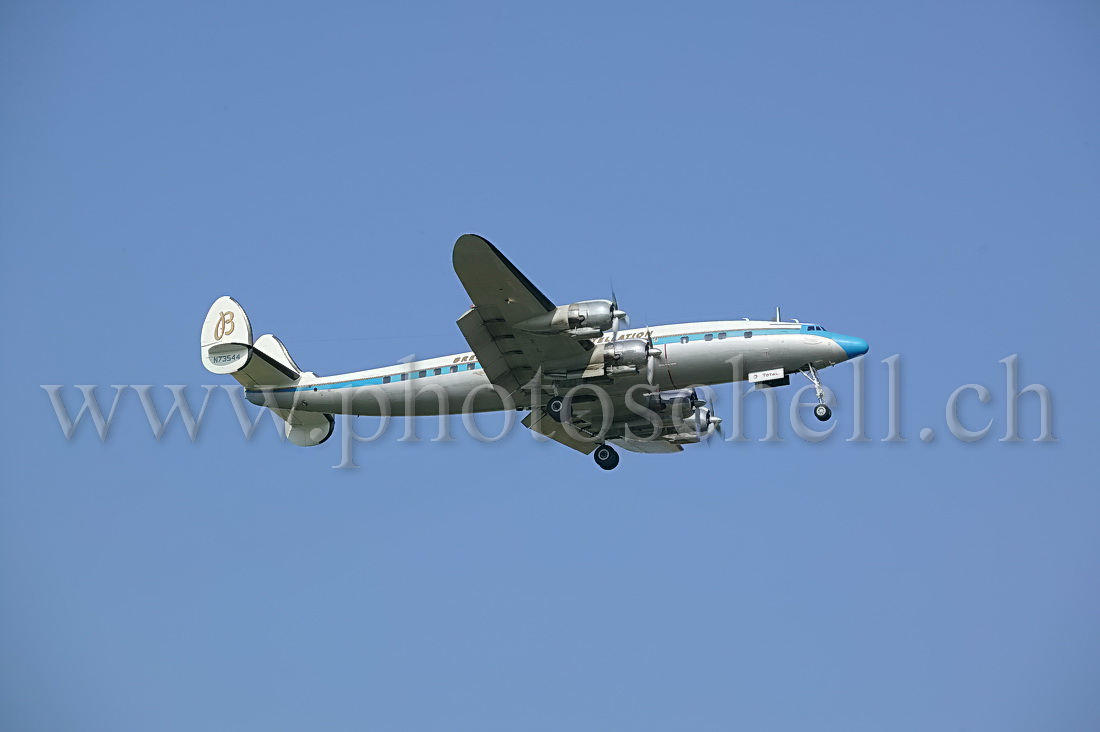 Super Constellation en passage bas, train baissé