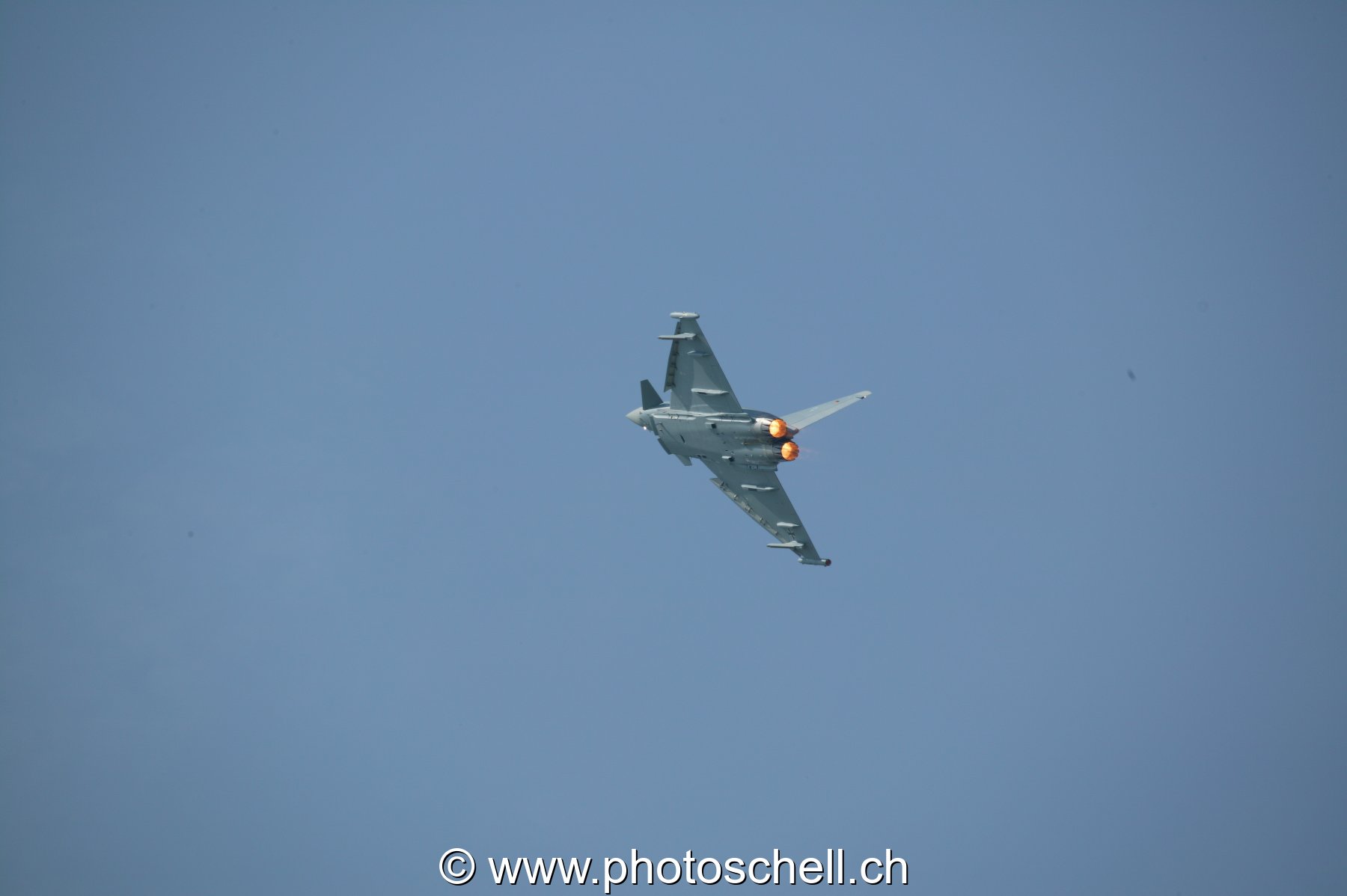 Eurofighter en train de passer sur le dos