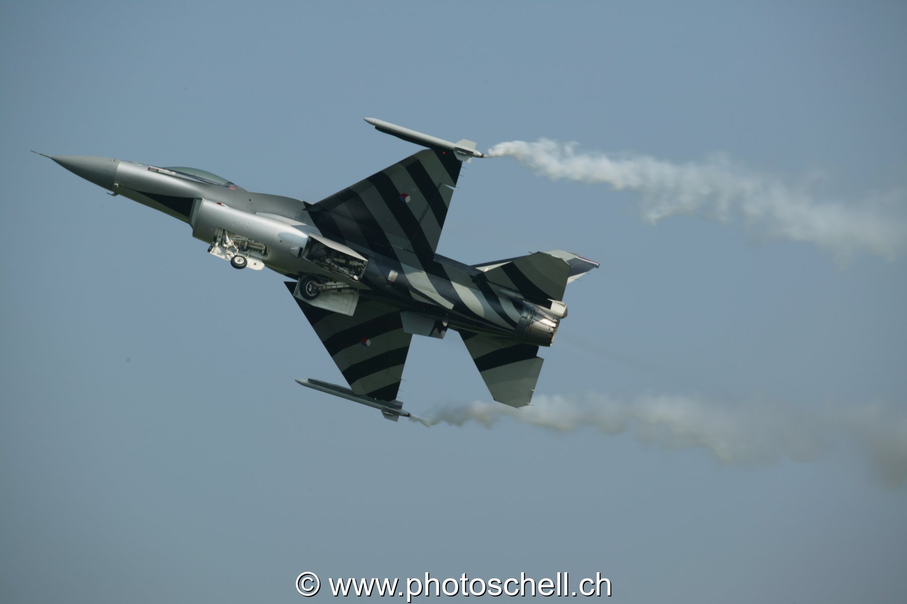 F-16 Passage bas, train sorti