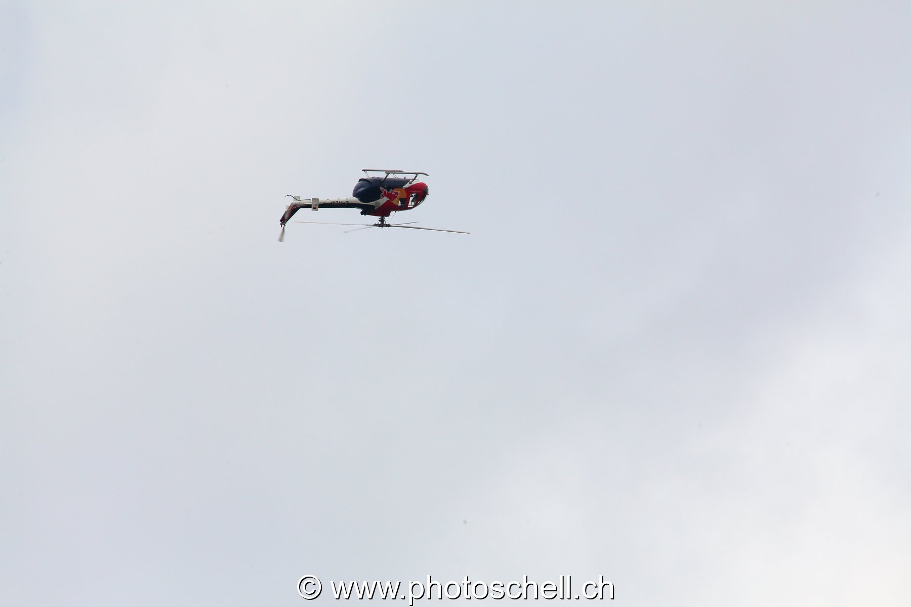 Air 14 : acrobaties l'hélicoptère RedBull
