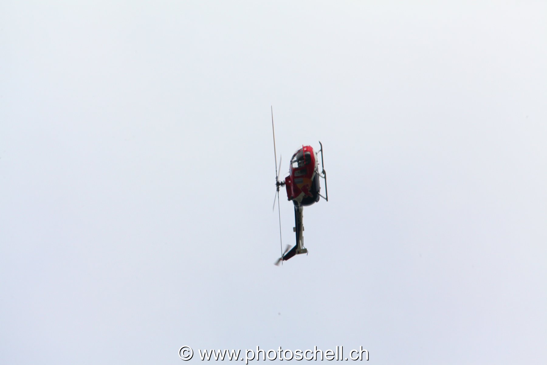 Air 14 : acrobaties l'hélicoptère RedBull