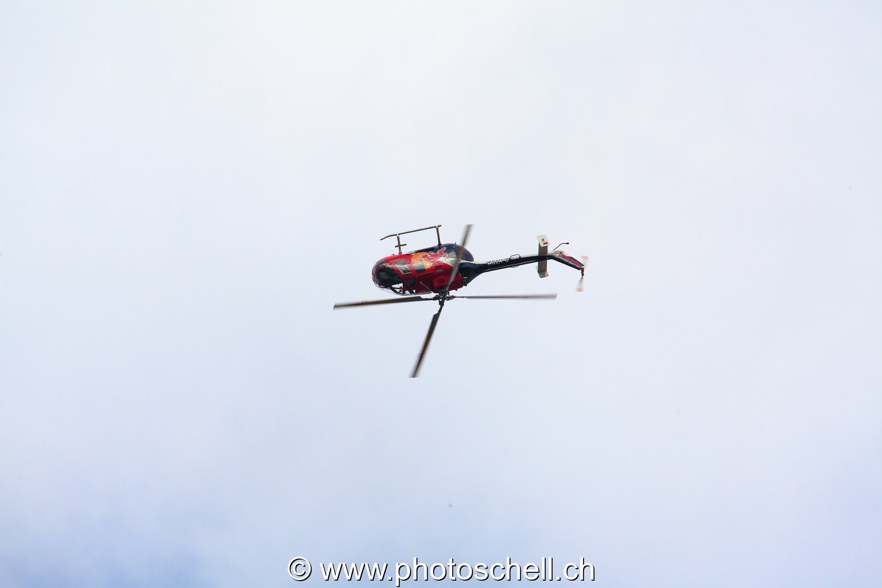 Air 14 : acrobaties l'hélicoptère RedBull