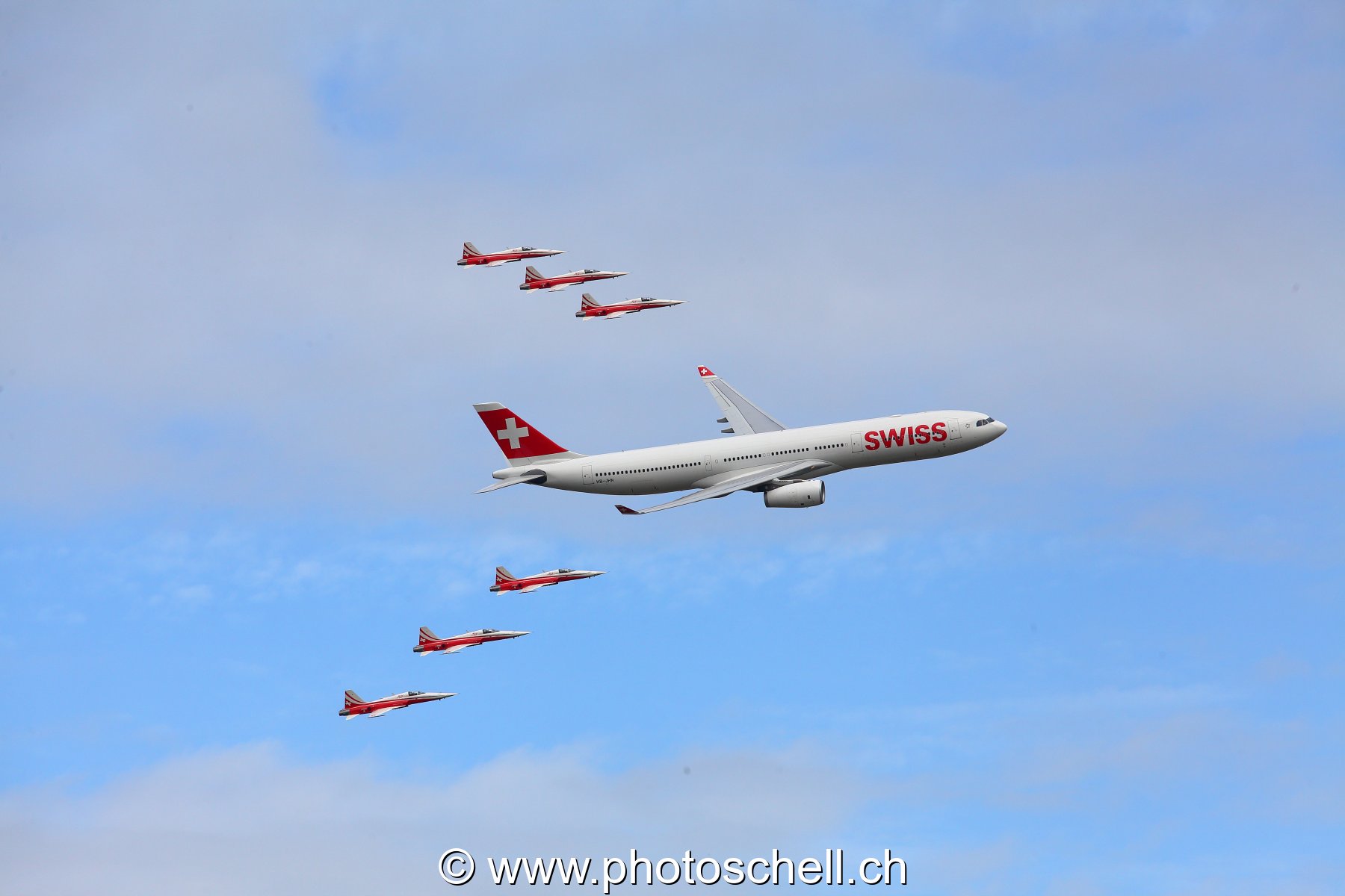 Air 14 : Airbus de Swiss accompagné de la Patrouille Suisse