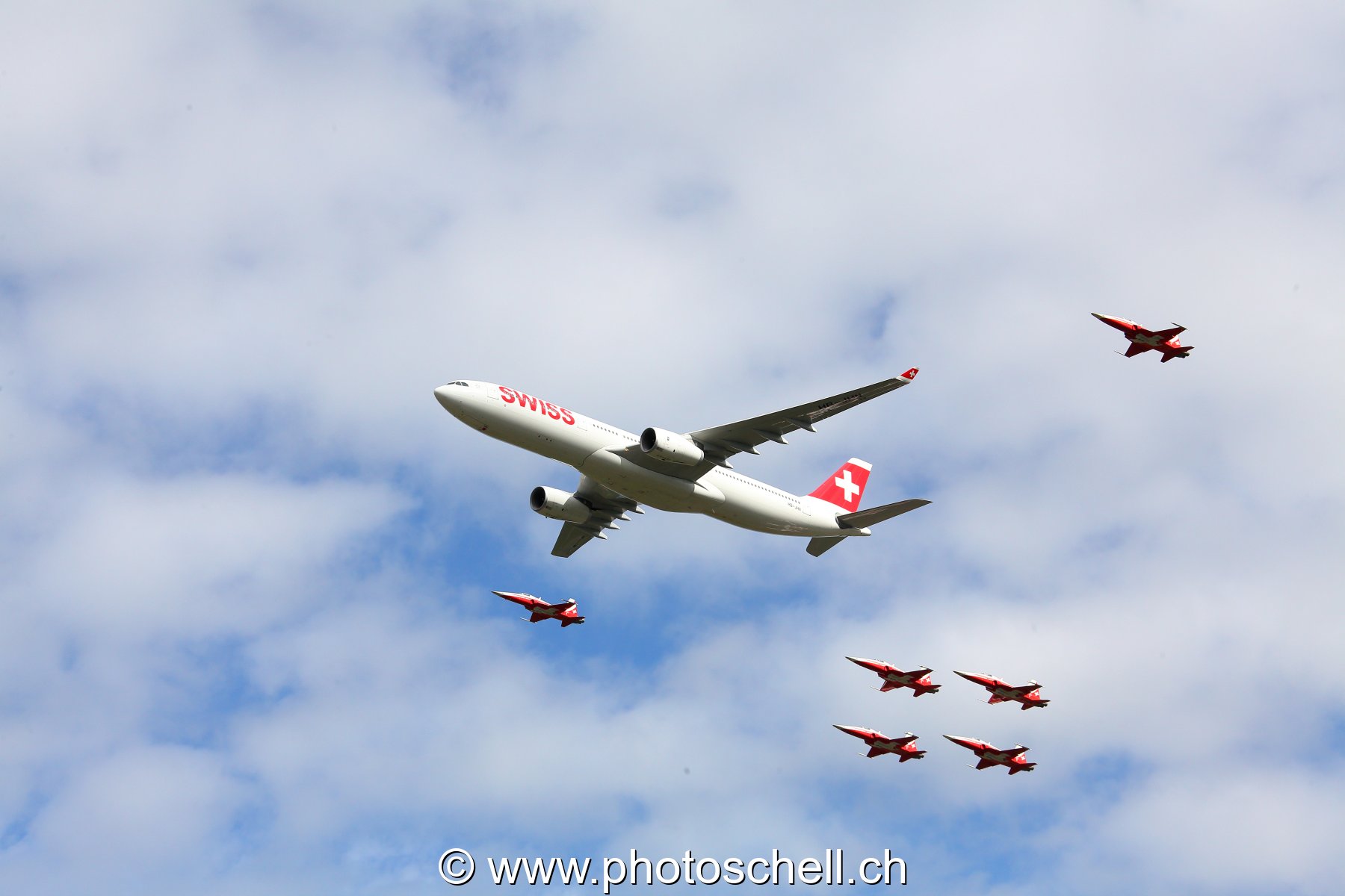 Air 14 : Airbus de Swiss accompagné de la Patrouille Suisse