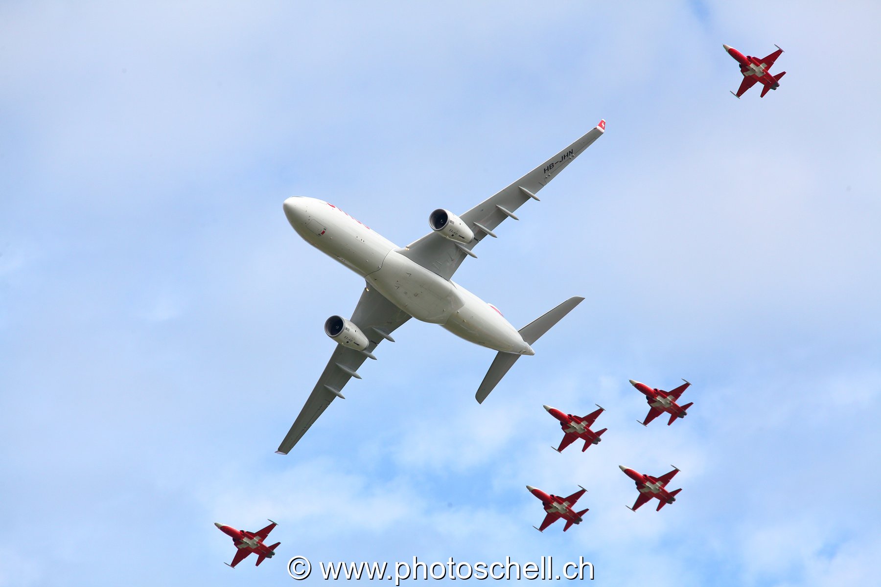 Air 14 : Airbus de Swiss accompagné de la Patrouille Suisse
