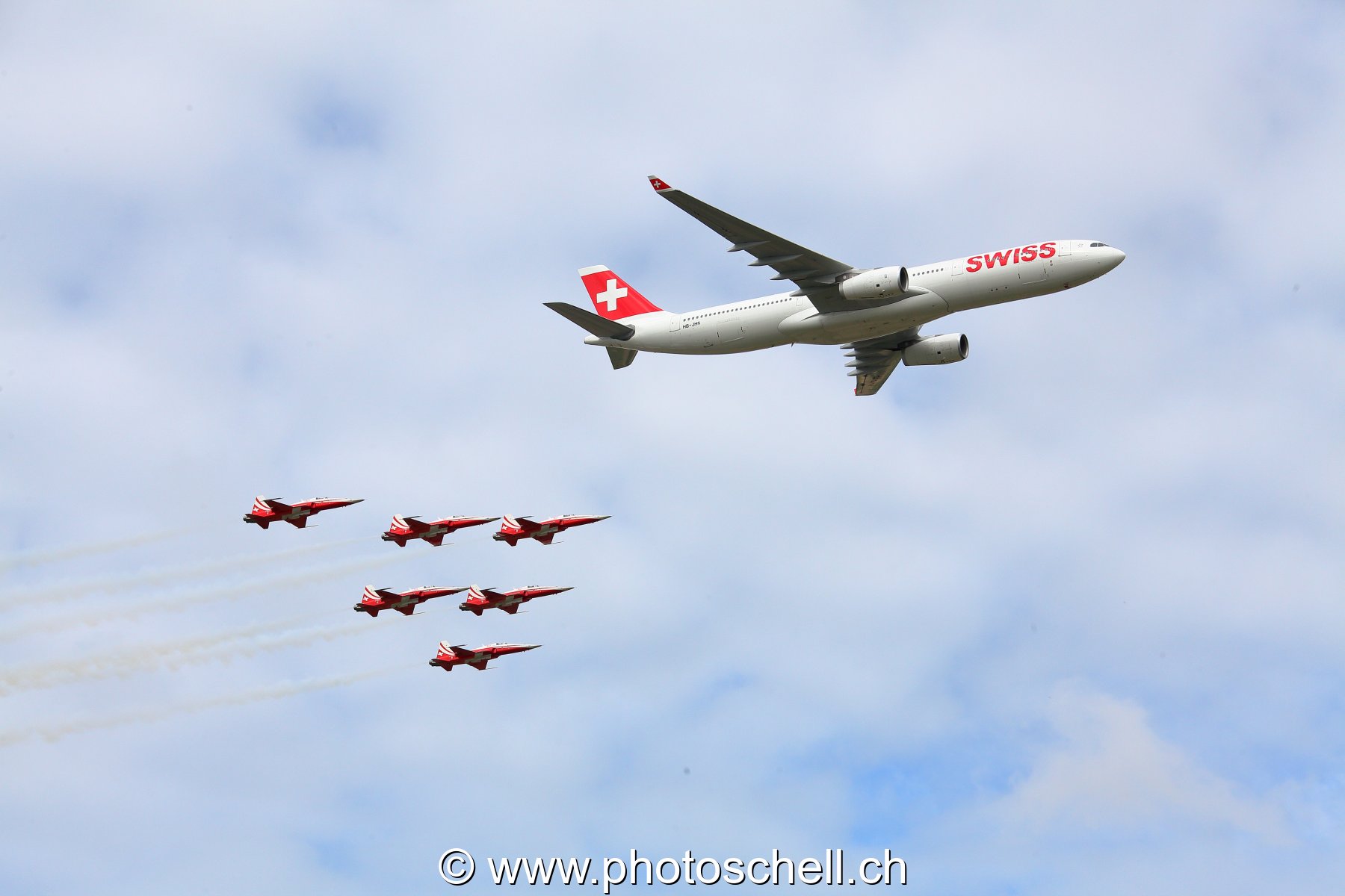 Air 14 : Airbus de Swiss accompagné de la Patrouille Suisse