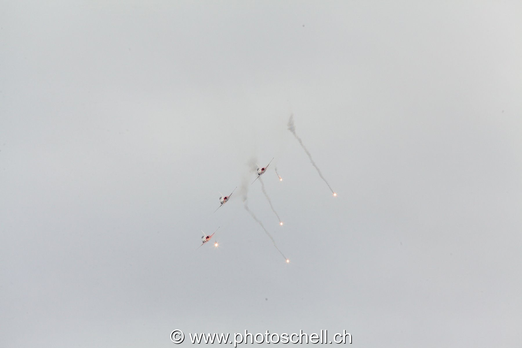 Air 14 : Patrouille Suisse, laché de leurres thermiques