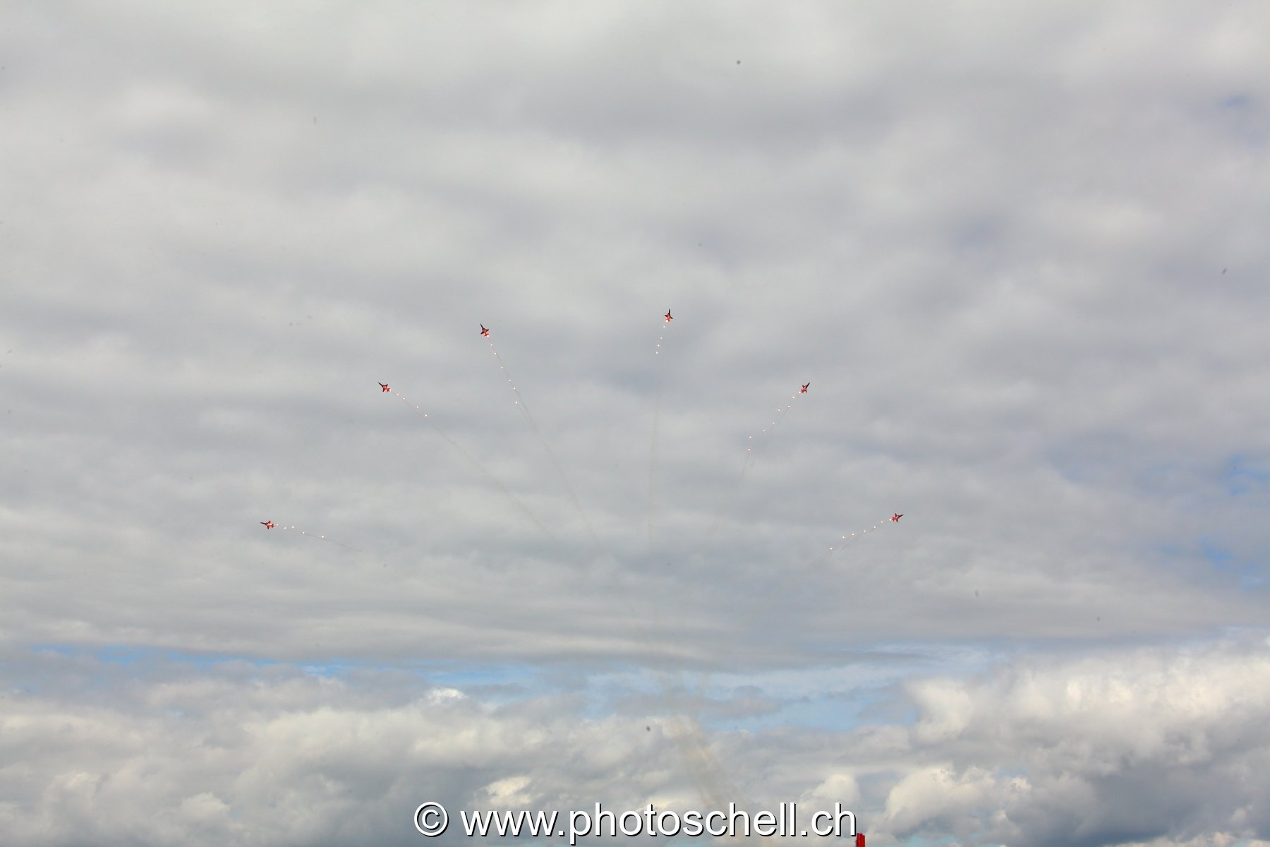 Air 14 : Eclatement de la Patrouille Suisse avec les leurres