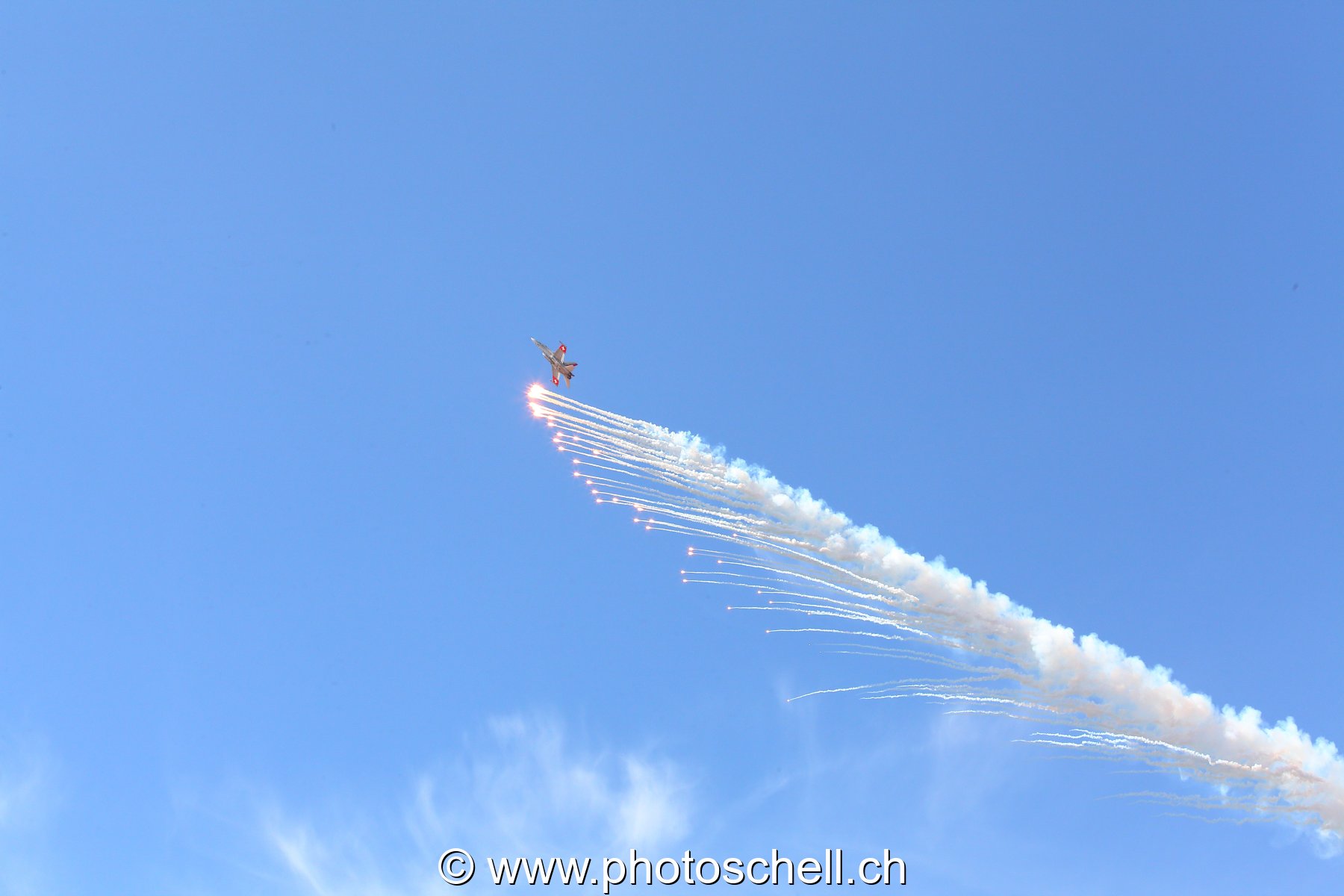 Air 14 : F/A 18 larguant ses leurres