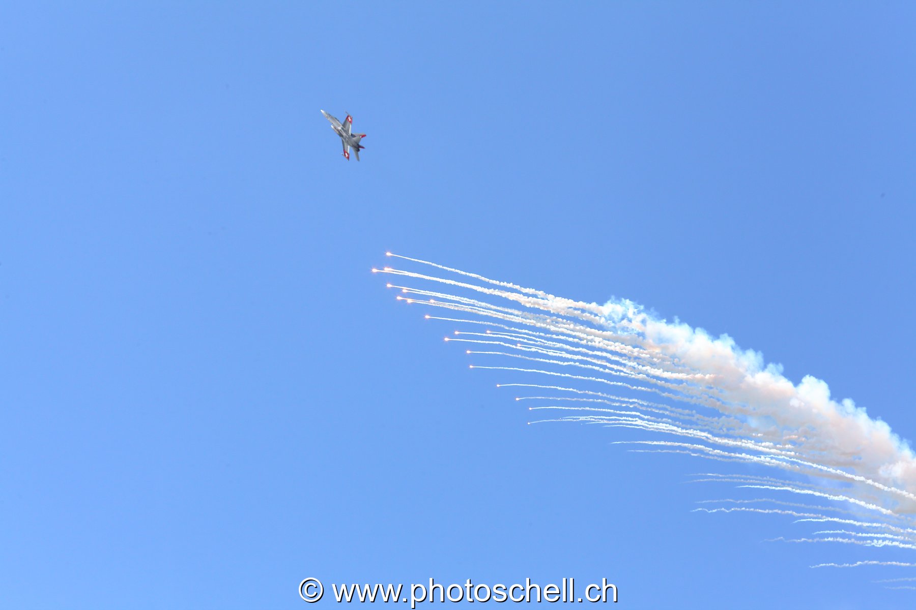Air 14 : F/A 18 larguant ses leurres
