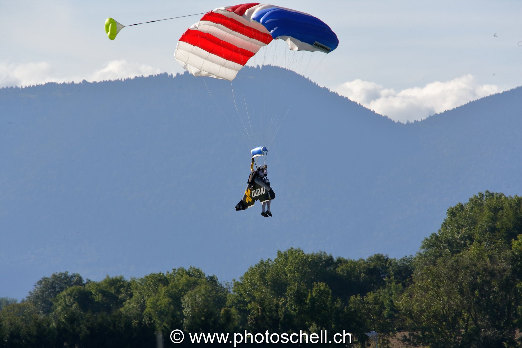 Air 14 : atterrissage de JetMan