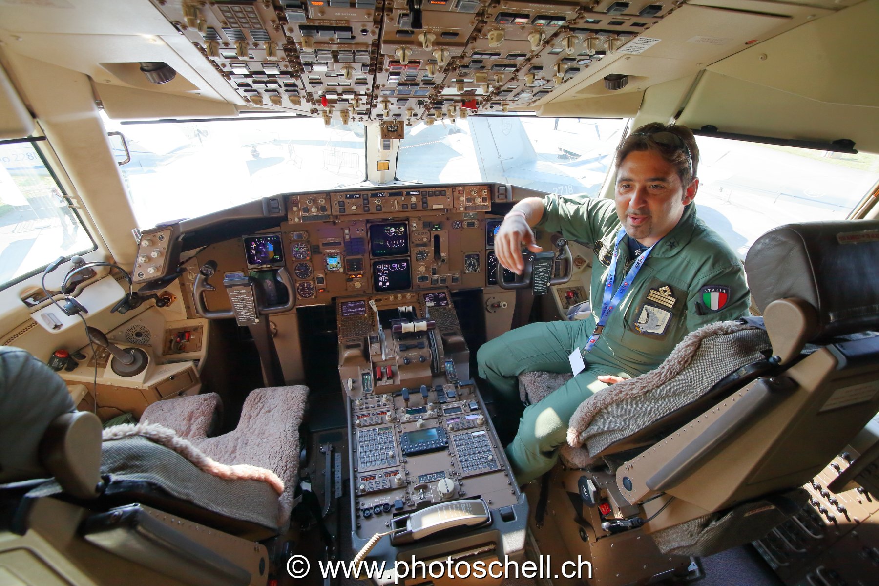 Air 14 : cockpit d'un ravitailleur Italien