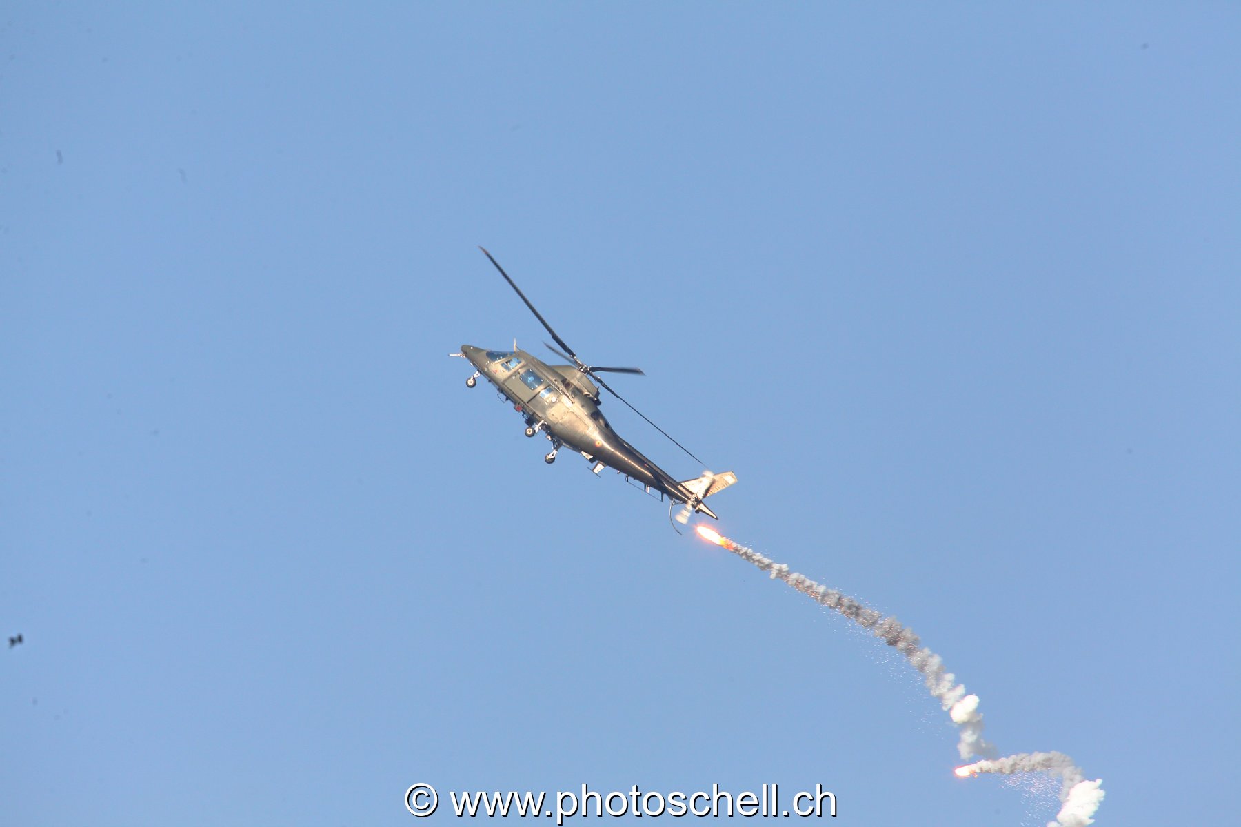 Air 14 : Lacher de leurres thermiques par un hélicoptère militaire belge