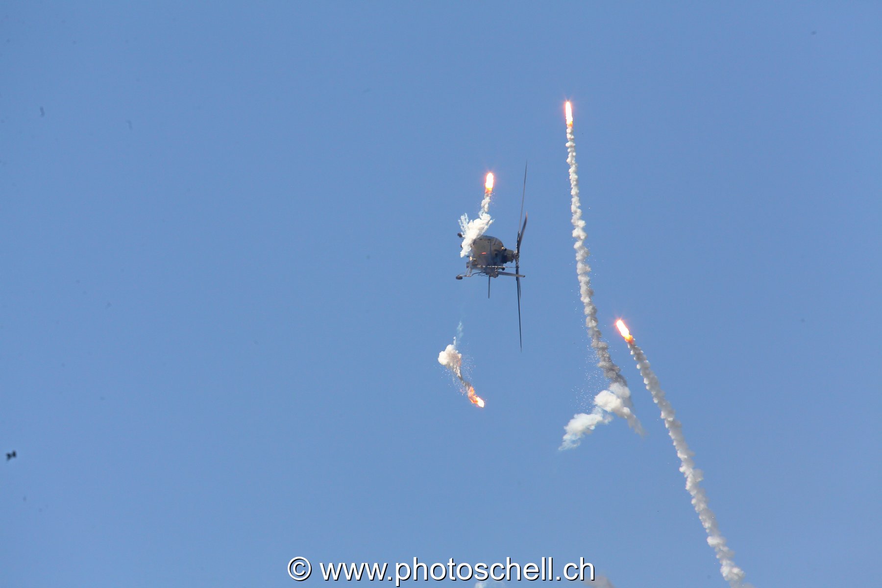 Air 14 : Lacher de leurres thermiques par un hélicoptère militaire belge