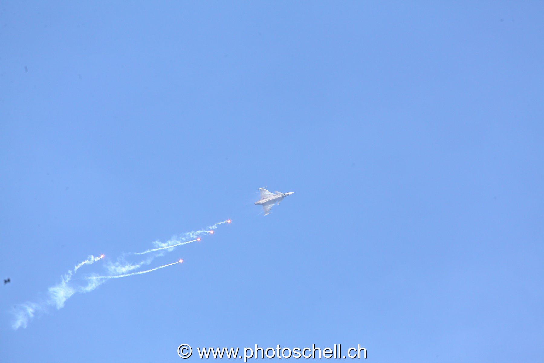 Air 14 : lacher de leurres par un Gripen