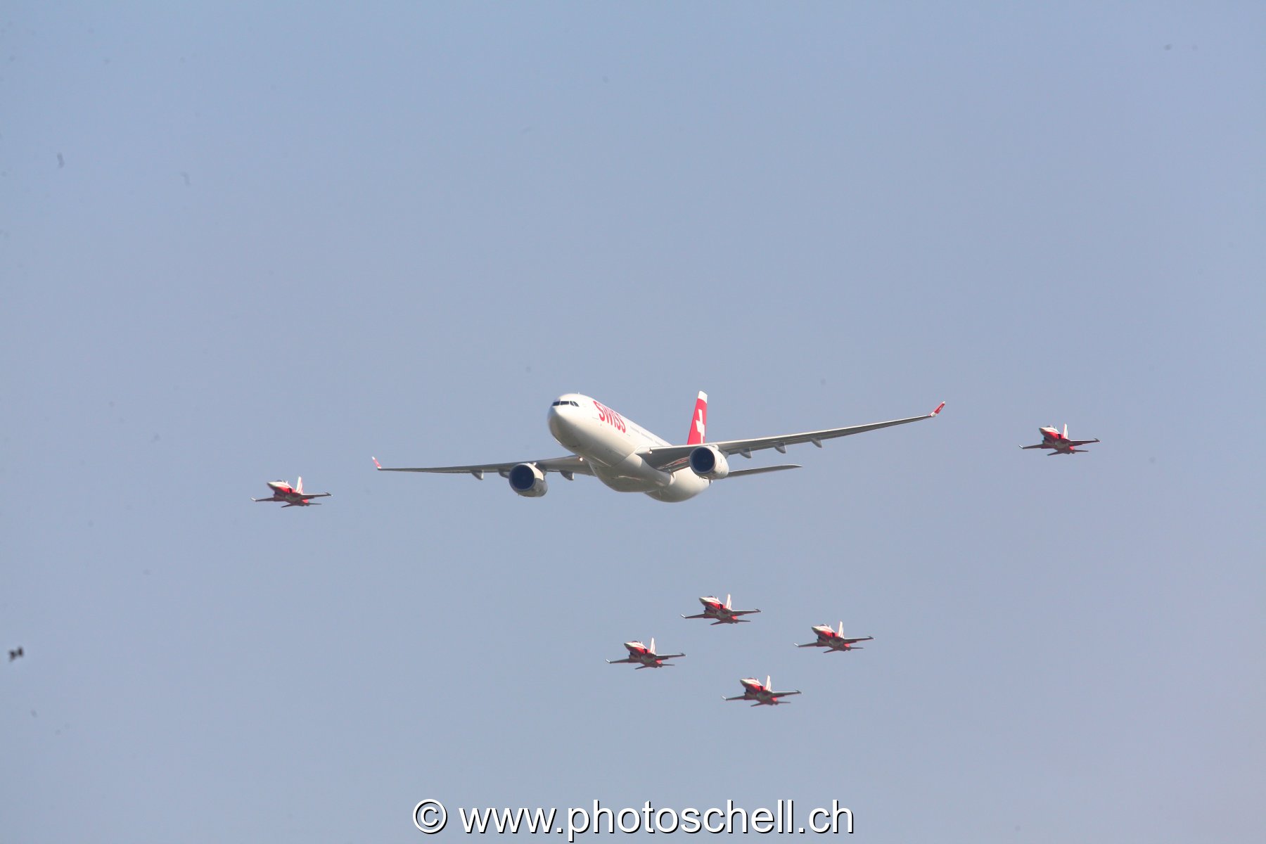 Air 14 : Airbus de Swiss avec la Patrouille Suisse